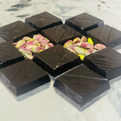 شوكولاته مربعة كبيرة بالفستق (مرة)