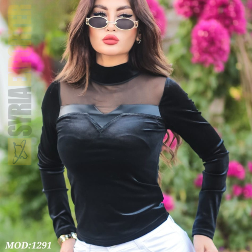 توب مخمل اسود بياقة عالية