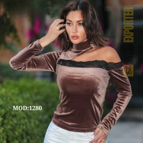 توب مخمل بكتف مكشوف ودانتيل